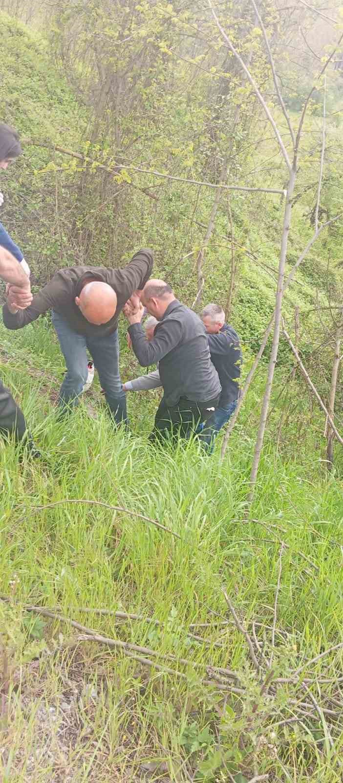 Otomobil tarlaya uçtu, dede ve iki torunu yaralandı
