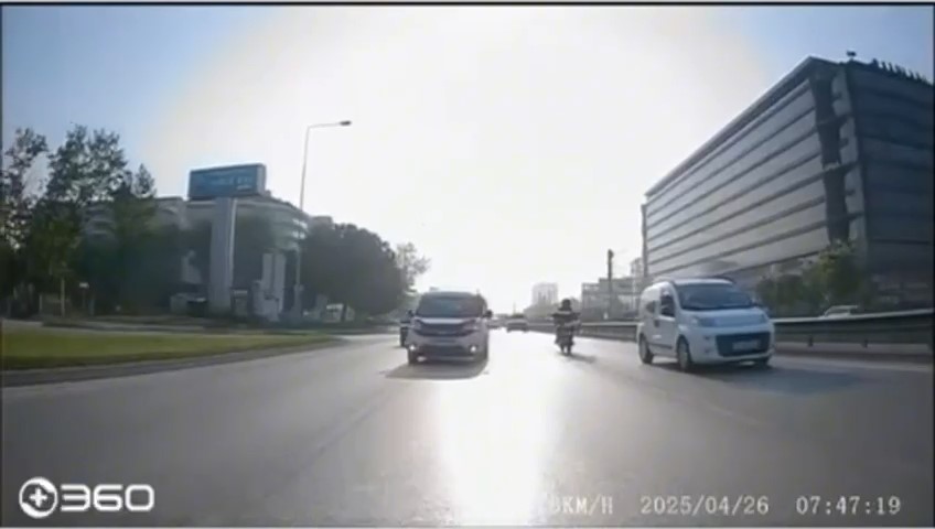 Makas atarak trafiği tehlikeye sokan otomobil kamerada