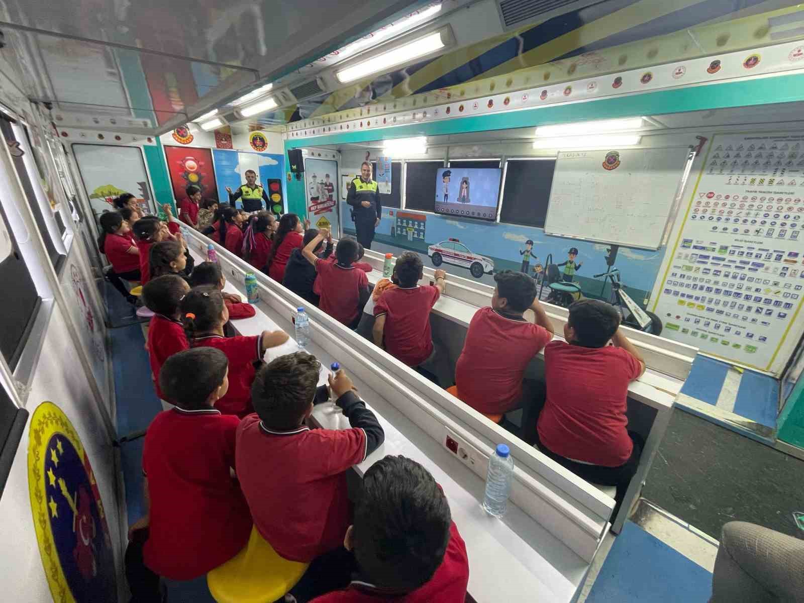 Jandarmadan öğrencilere trafik farkındalık eğitimi