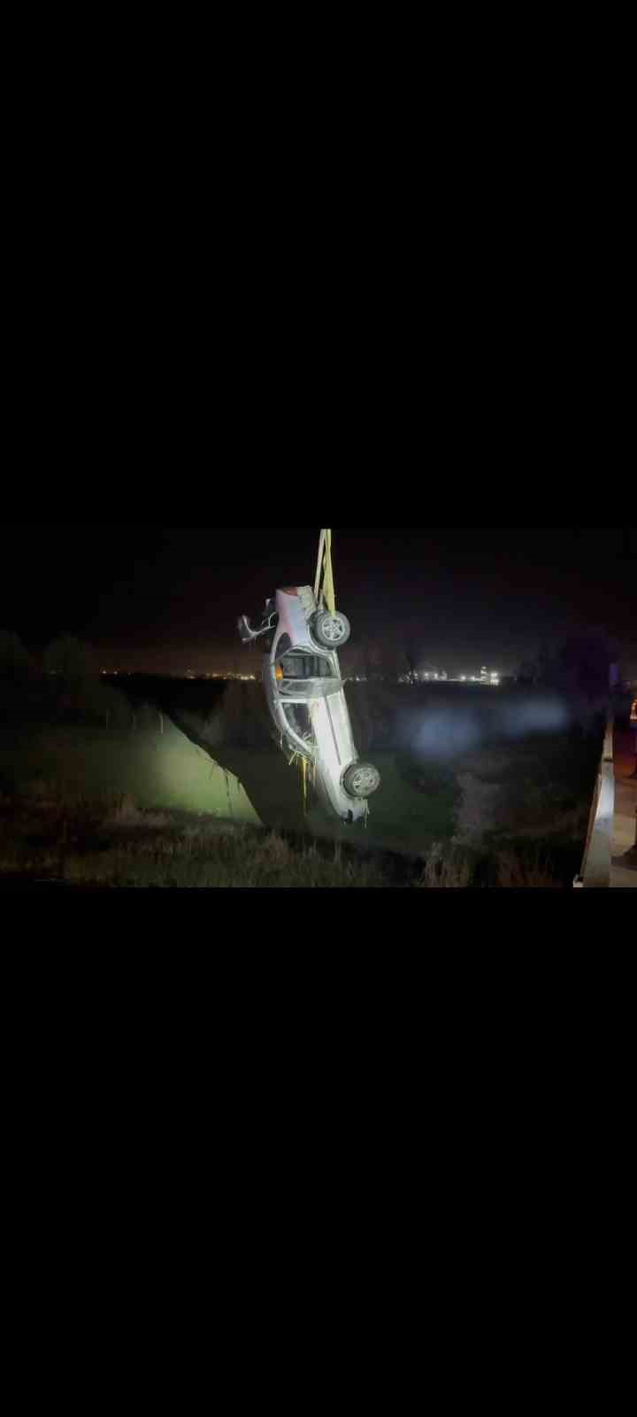 Köprüden çaya uçan otomobilde 4 kişi yaralandı