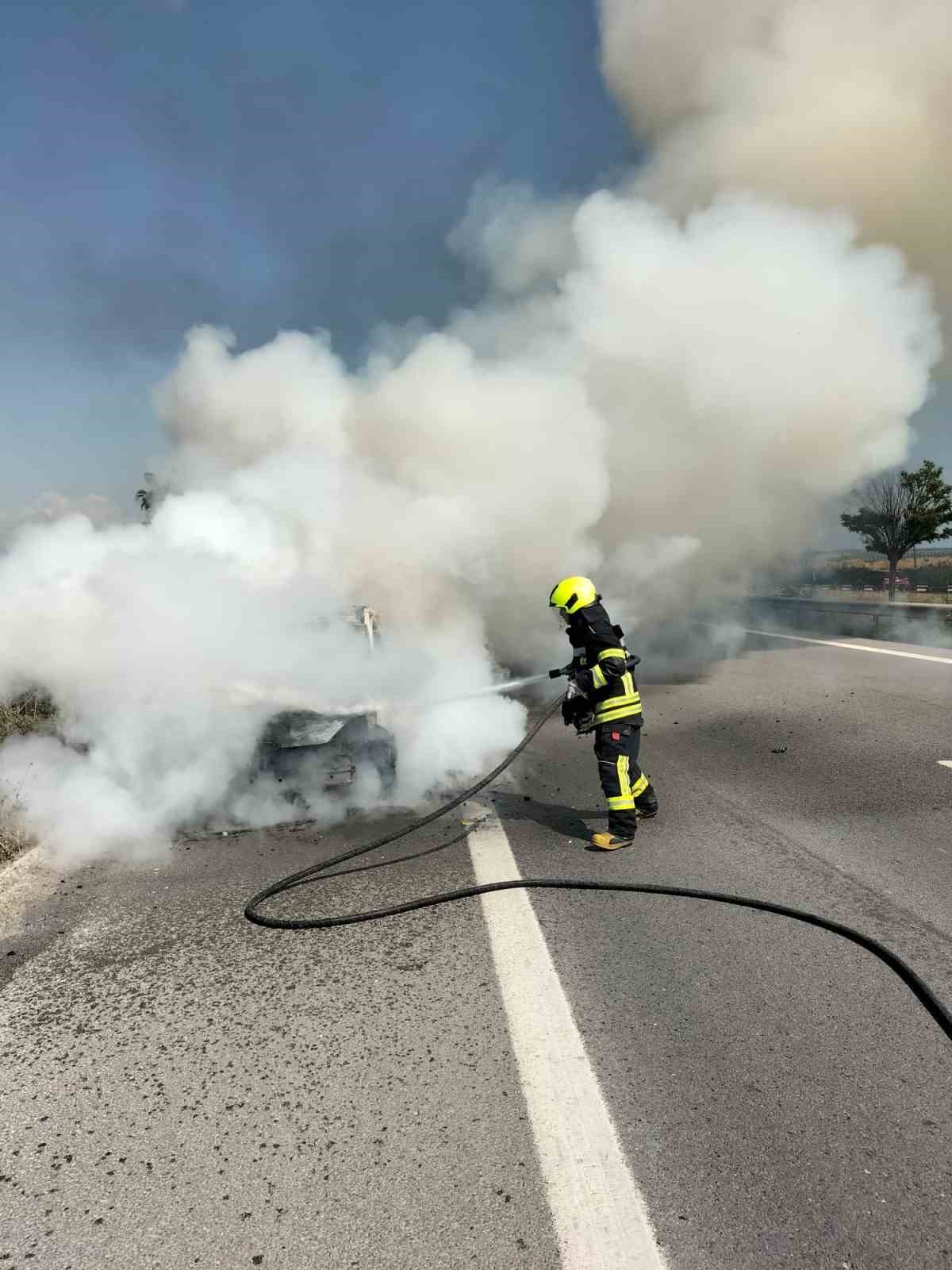 Tarsus’ta otomobil yangını