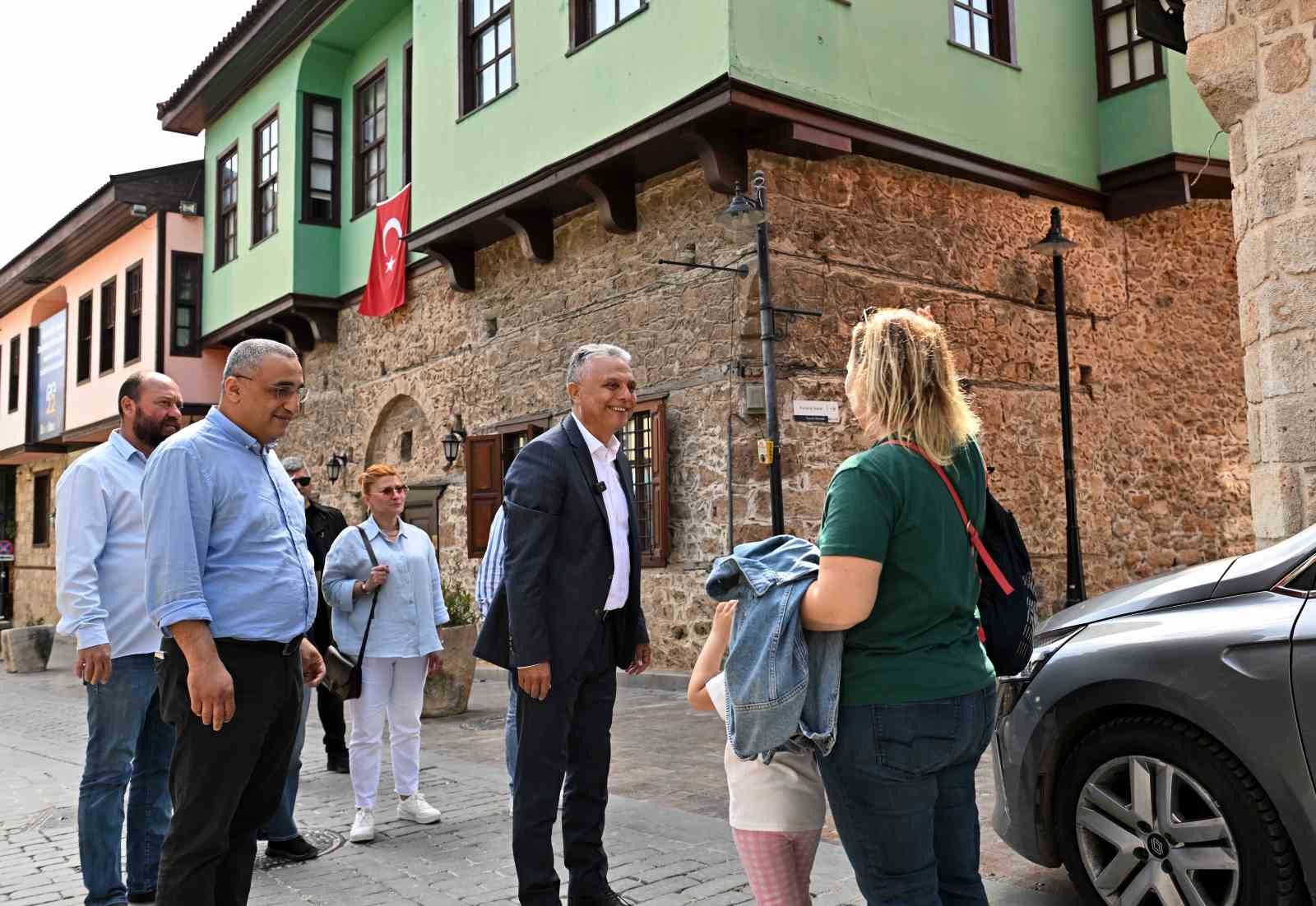 Muratpaşa Belediye Başkanı Ümit Uysal, Kaleiçi esnafıyla bir araya geldi