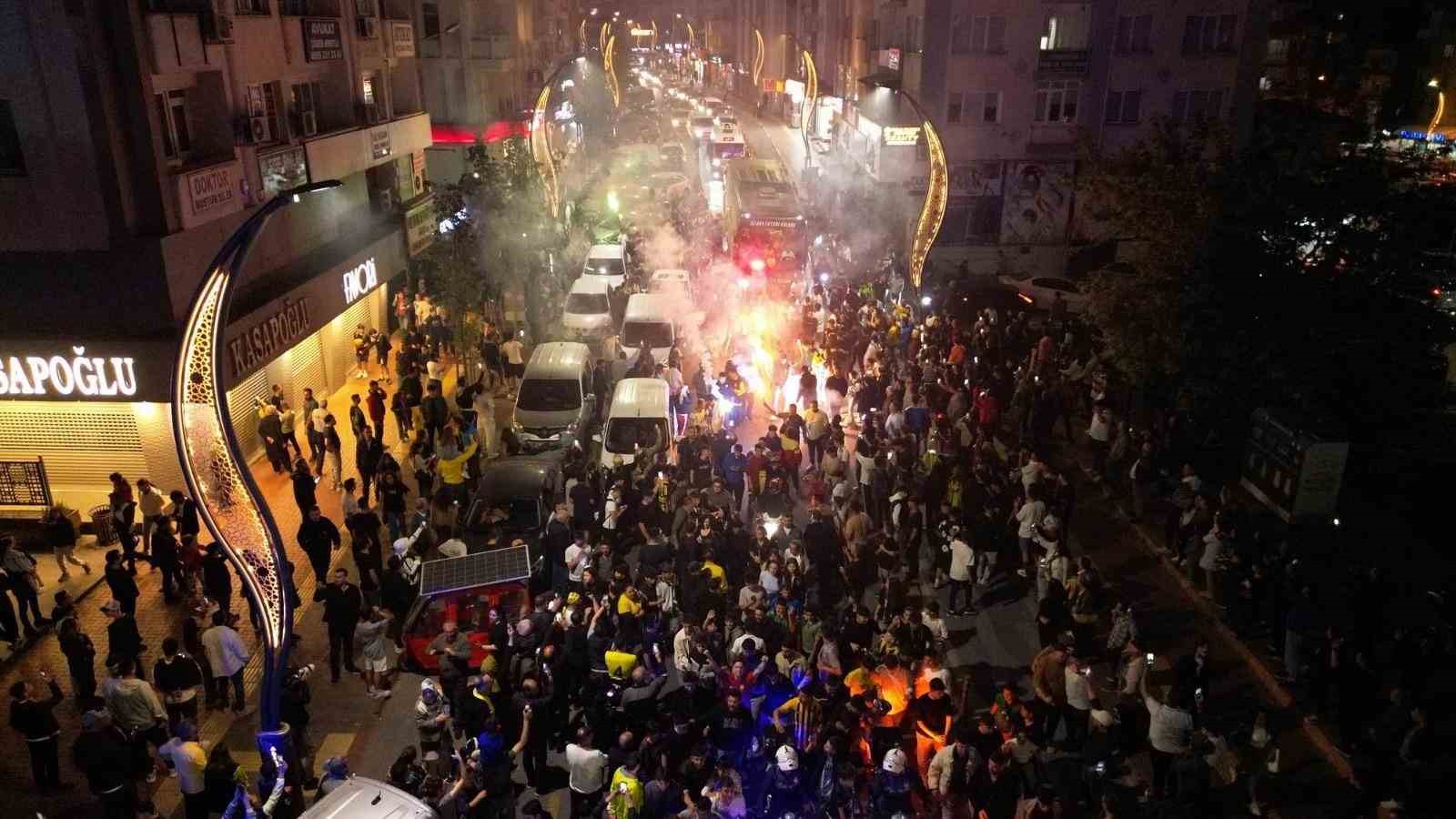 Aliağalılar şampiyonluğu hep birlikte kutladı