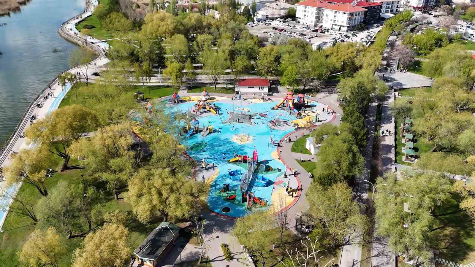 Ankaralılar sıcak havanın tadını &ccedil;ıkardılar
