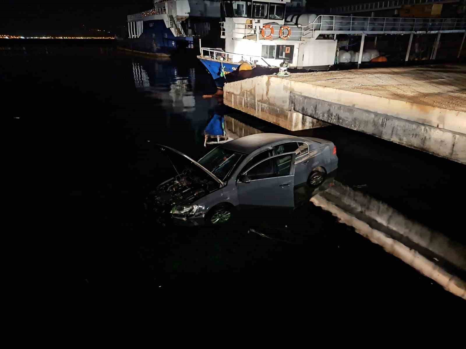 Çanakkale’de park halinde olan otomobil denize düştü