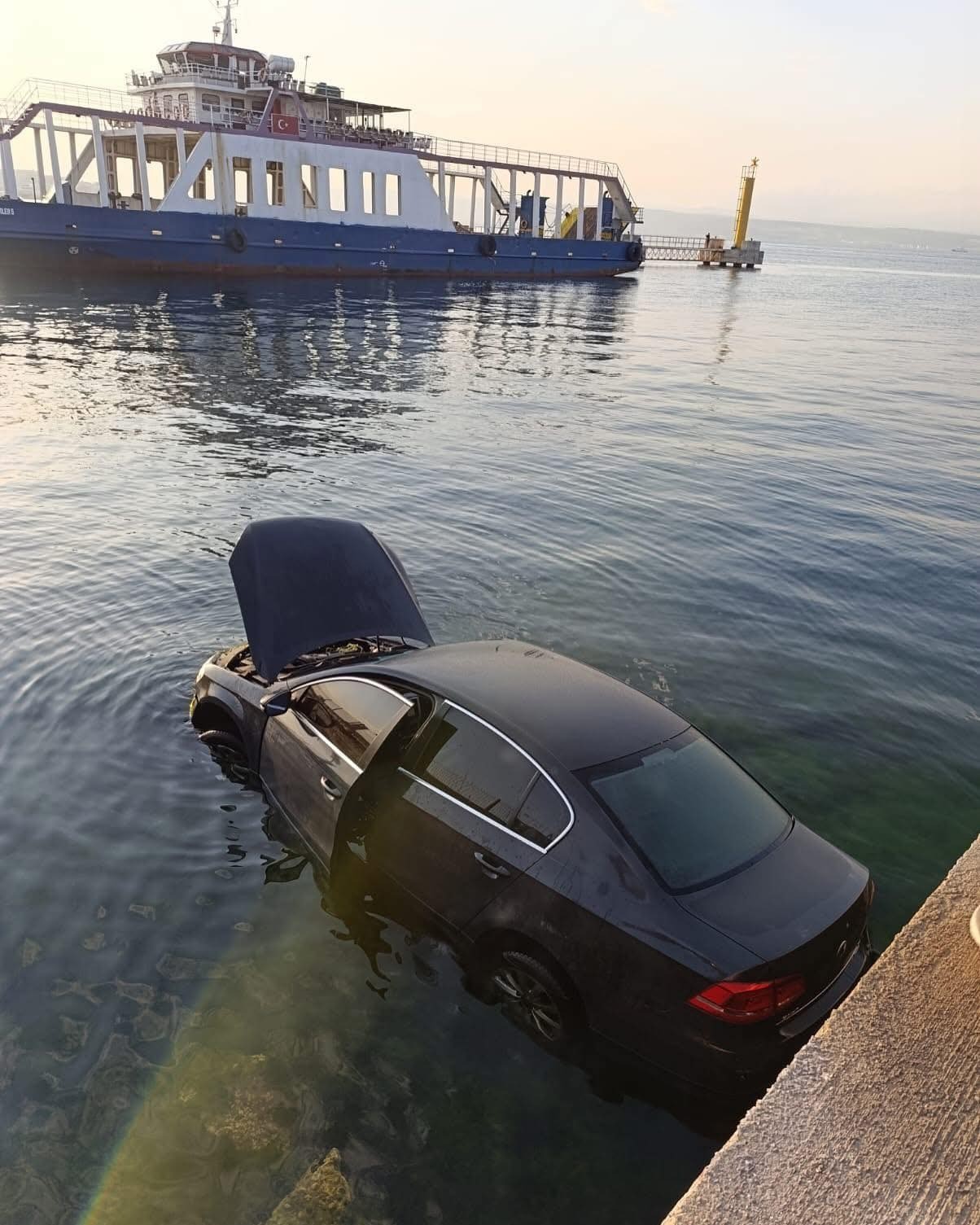 Çanakkale’de park halinde olan otomobil denize düştü