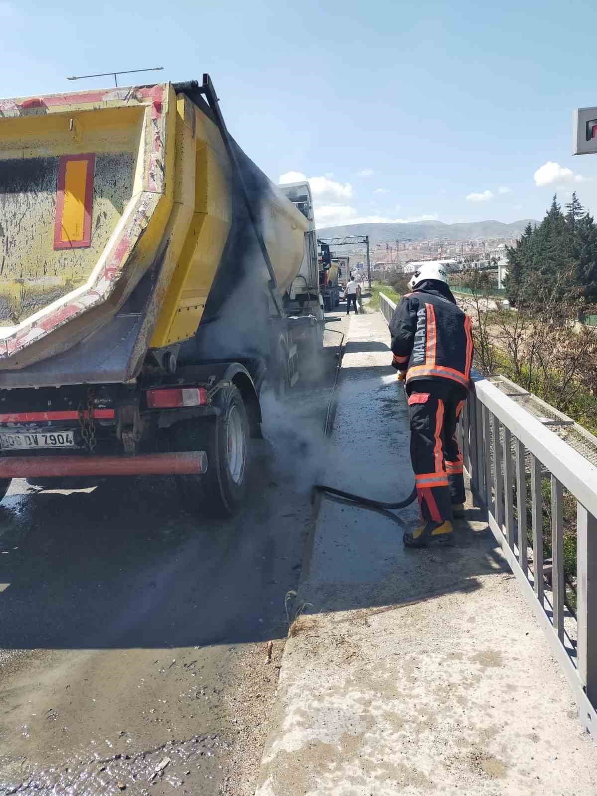 Hafriyat kamyonunun lastiğinde &ccedil;ıkan yangın korkuttu
