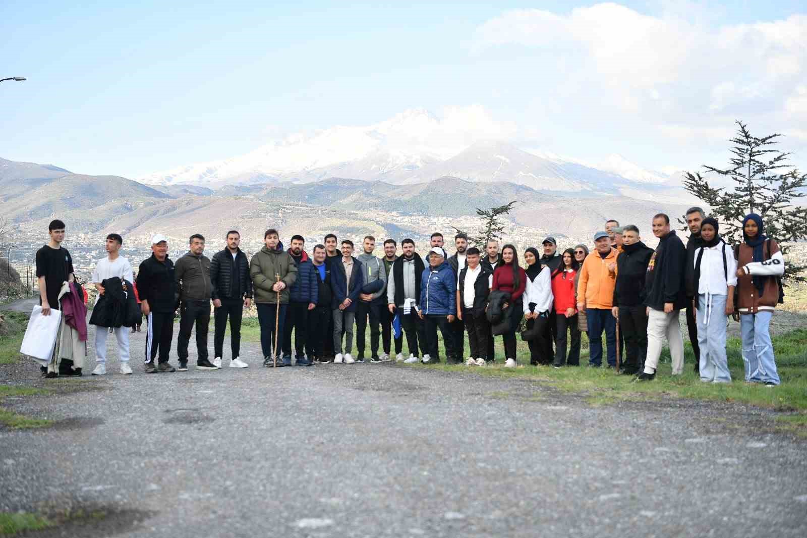 Başkan Büyükkılıç, güne gençlerle yürüyüş yaparak başladı