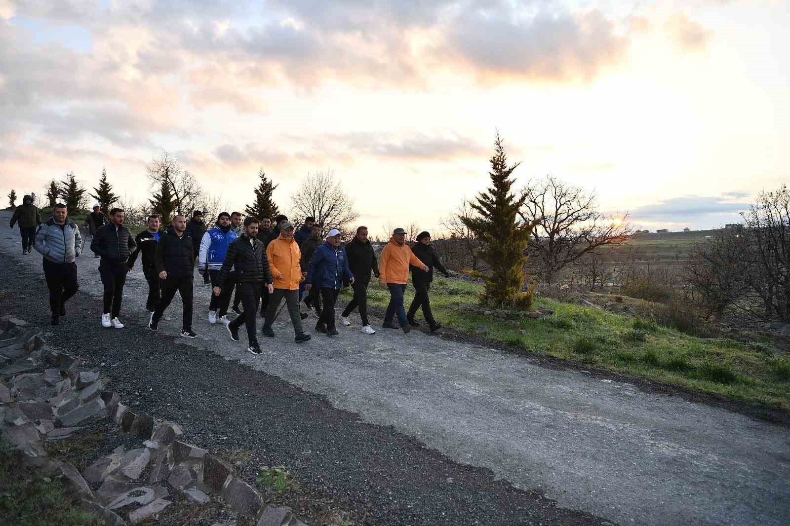 Başkan B&uuml;y&uuml;kkılı&ccedil;, g&uuml;ne gen&ccedil;lerle y&uuml;r&uuml;y&uuml;ş yaparak başladı
