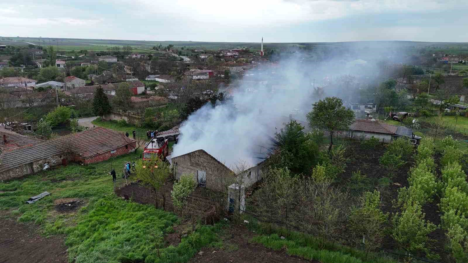 Edirne’de arı kovanlarının bulunduğu depo alev alev yandı