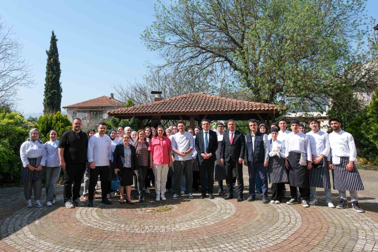 MasterChef yarışmacısı Görkem Ünal, Osmaneli’de öğrencilerle bir araya geldi