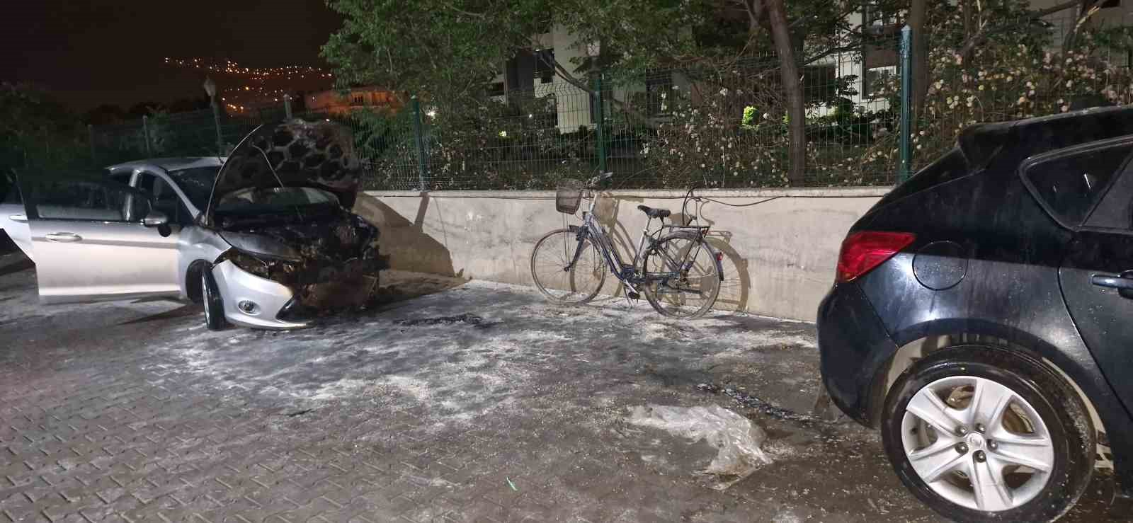 Park halindeki otomobilde korkutan yangın