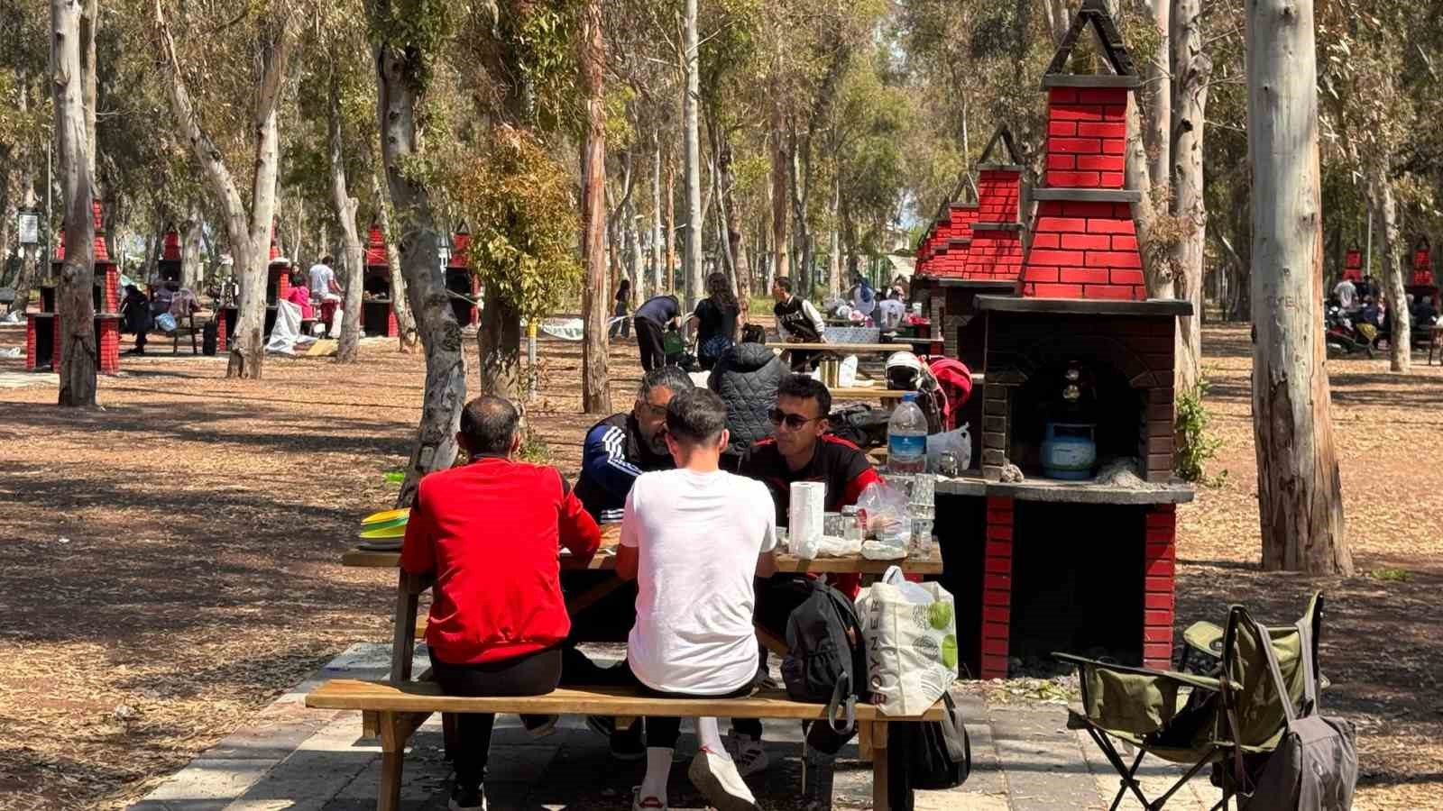 Kuşadası Sevgi Plajı, piknikçilerin yeni buluşma noktası oldu