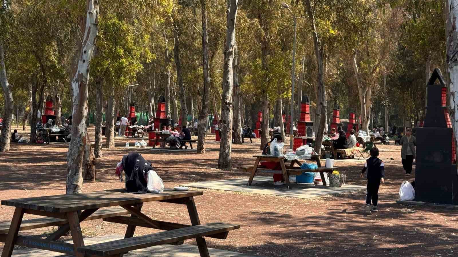 Kuşadası Sevgi Plajı, piknikçilerin yeni buluşma noktası oldu