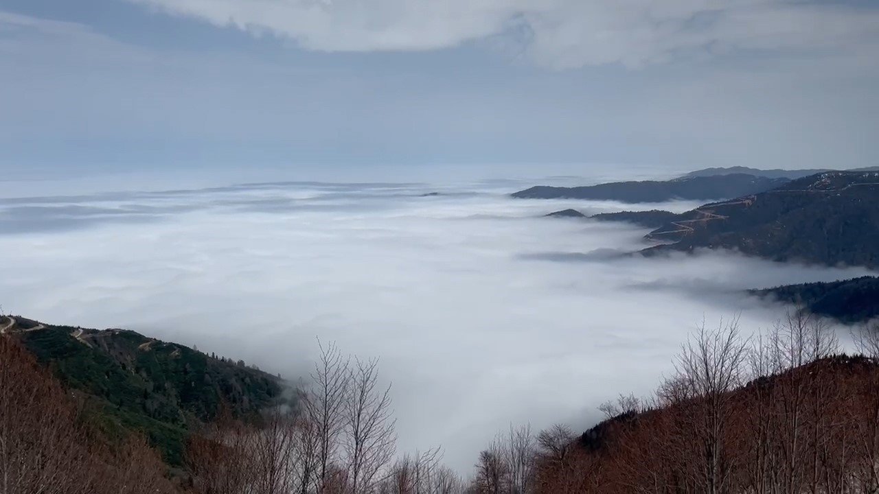 Hand&uuml;z&uuml; Yaylası&rsquo;nda sis denizi g&ouml;renleri mest etti
