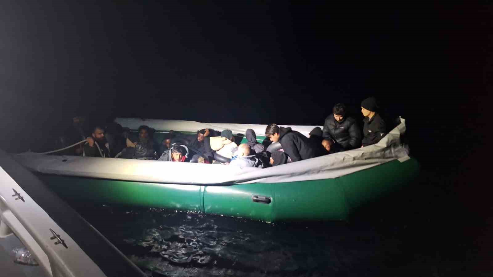 İzmir açıklarında 22 düzensiz göçmen kurtarıldı