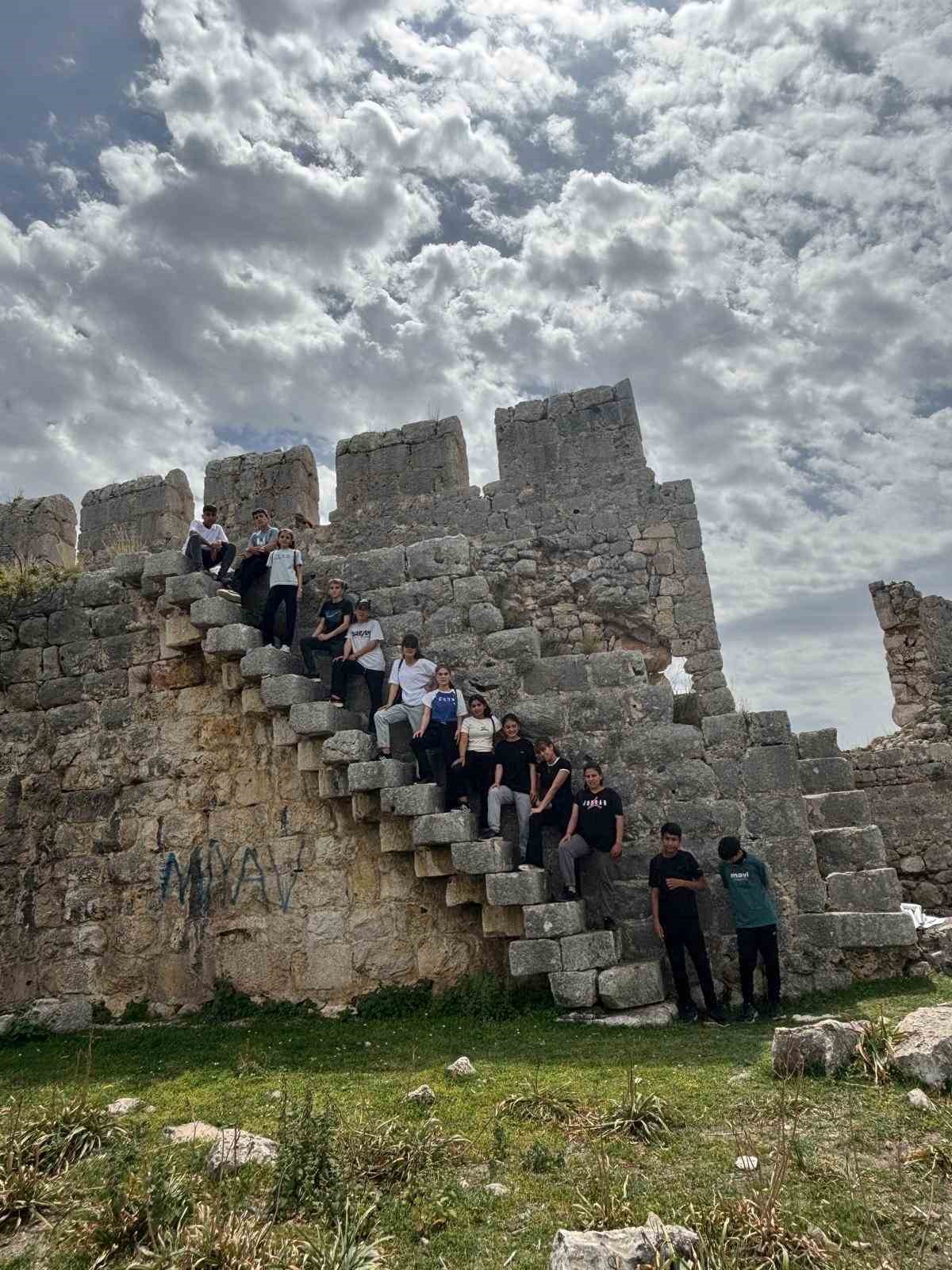 Kozanda çocuklar kent konseyi ile tarihi yerleri öğreniyor