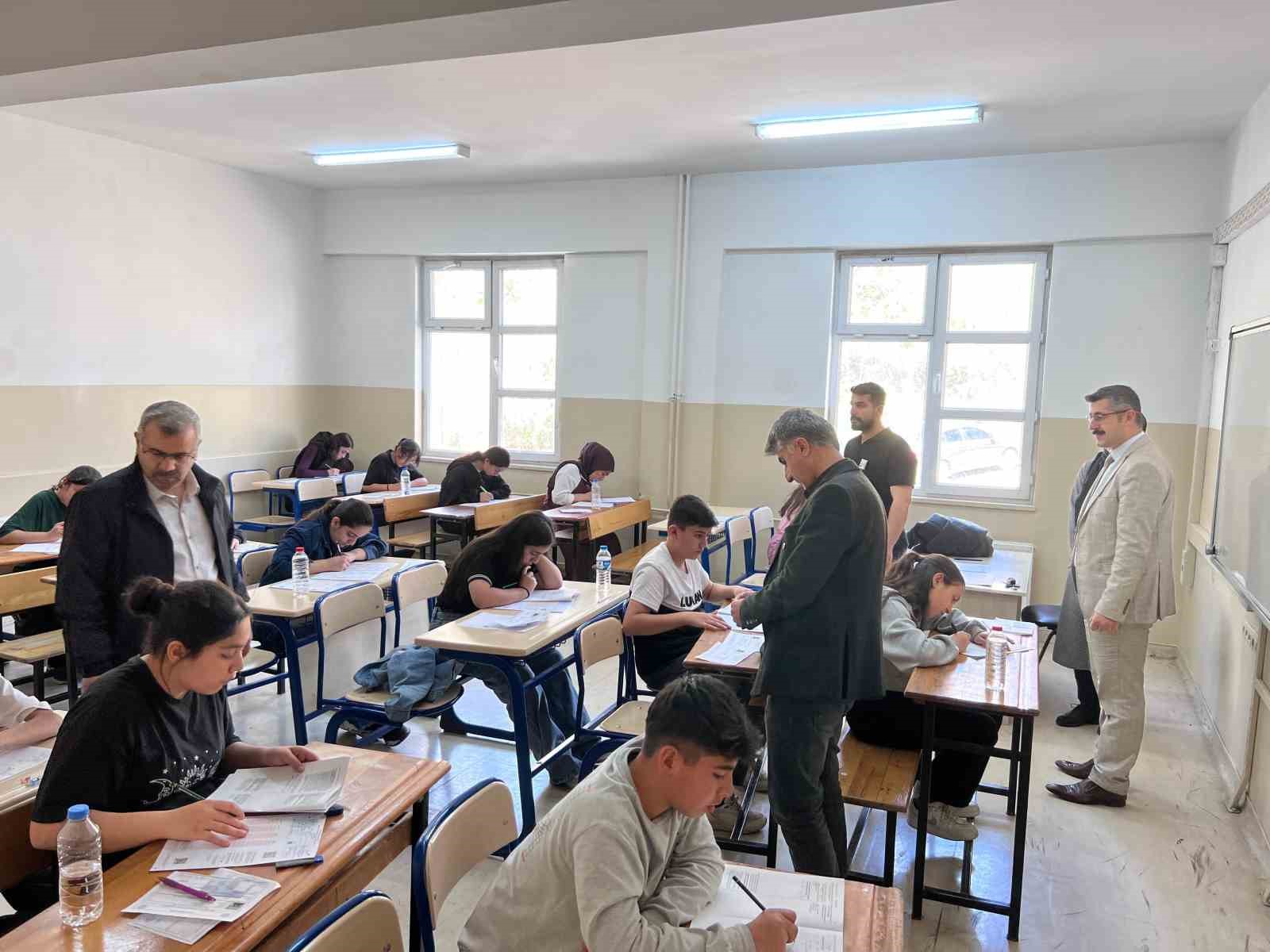 Hakkari’de bursluluk sınavı başarıyla tamamlandı