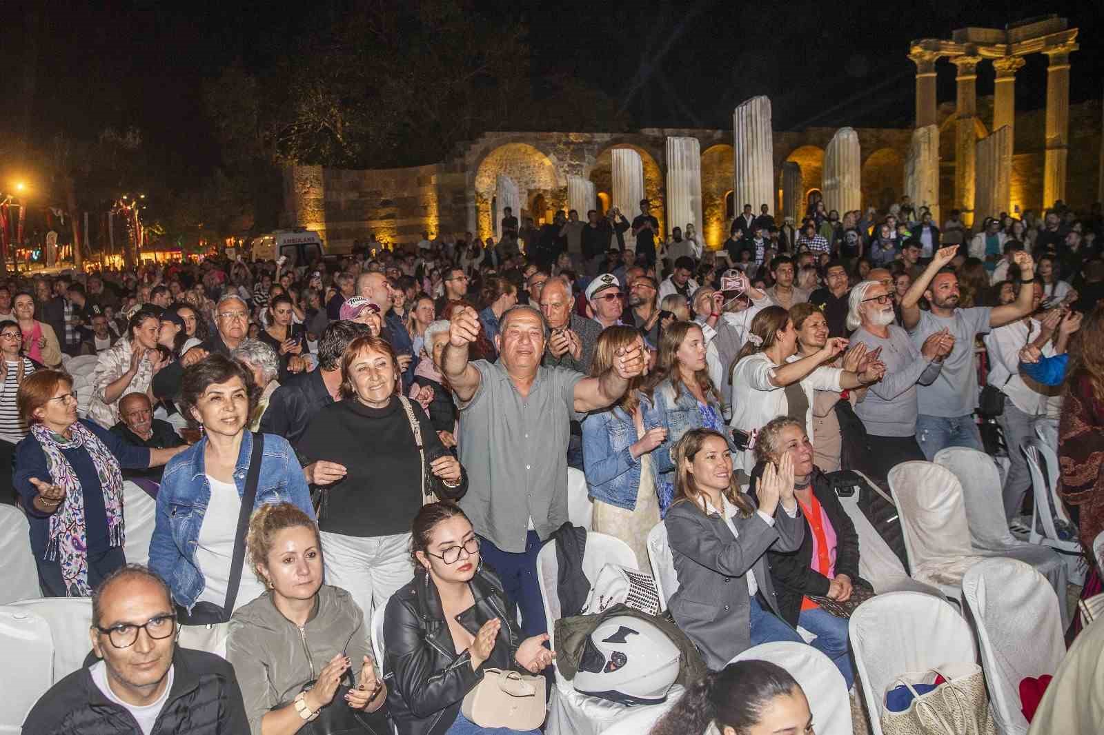 Manavgat, Akdeniz’in iki yakasından yükselen şarkılarla şenlendi