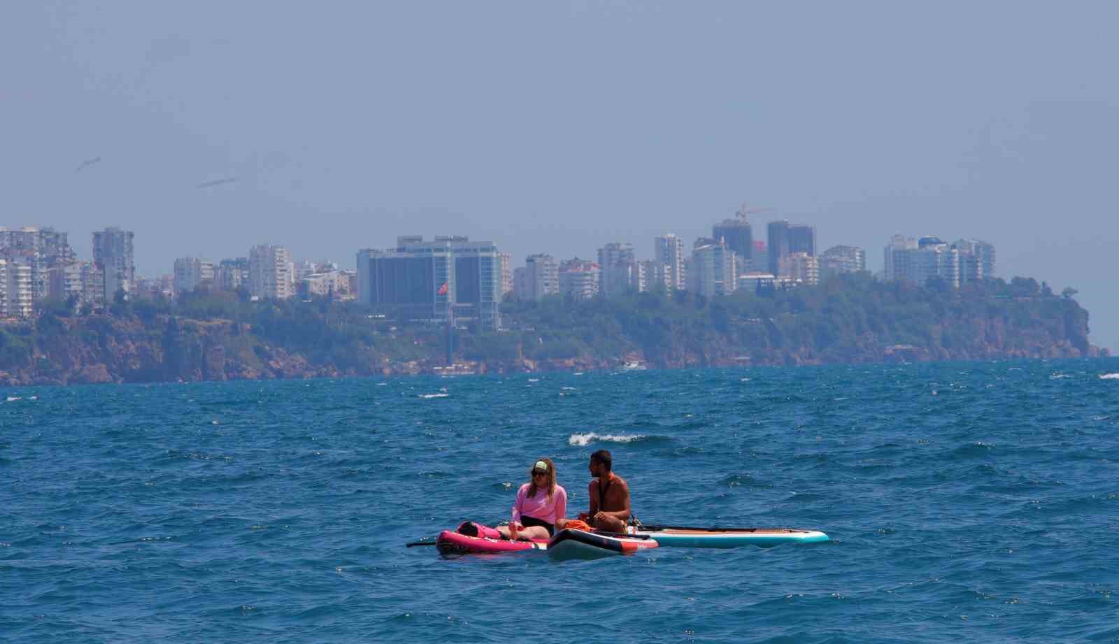 Antalyalılar hafta sonunda Konyaaltı Sahili’ne akın etti