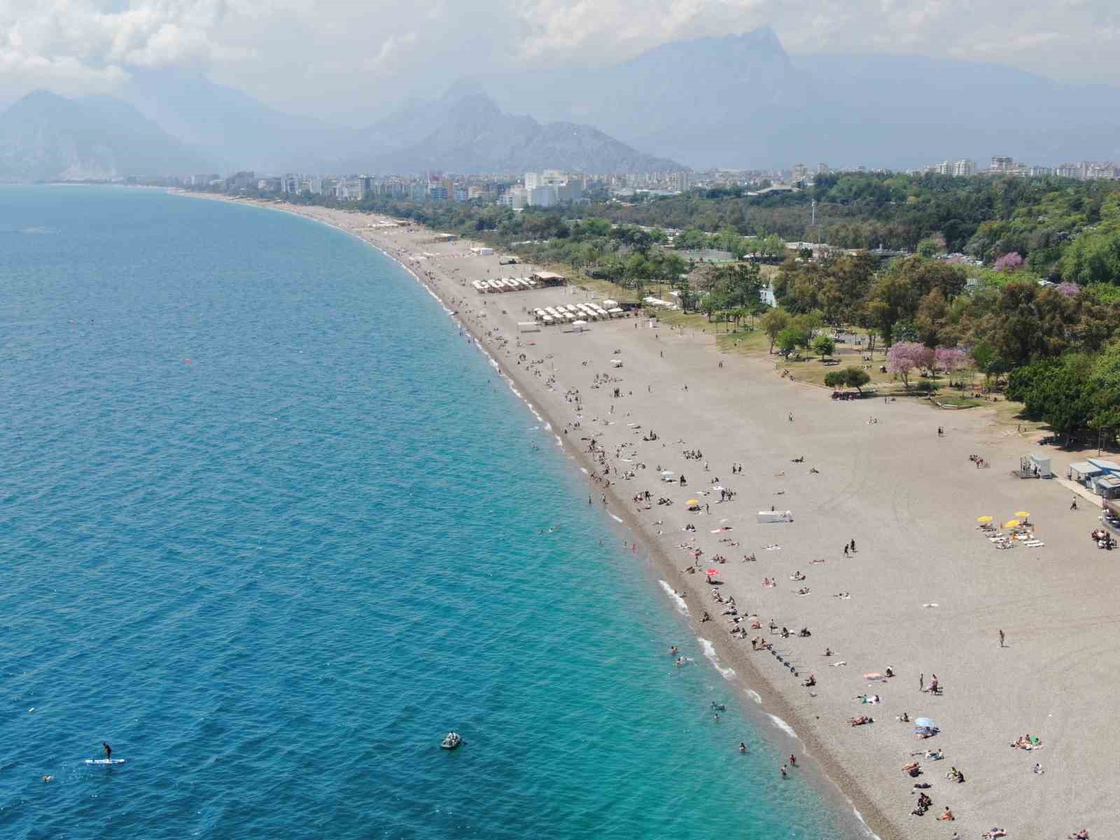 Antalyalılar hafta sonunda Konyaaltı Sahili&rsquo;ne akın etti
