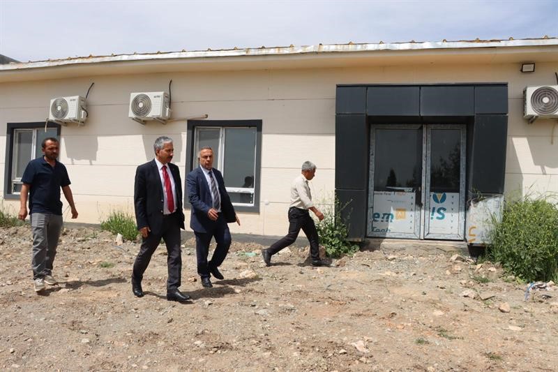 M&uuml;d&uuml;r Akkan, Gerger&rsquo;deki &ccedil;alışmaları yerinde inceledi
