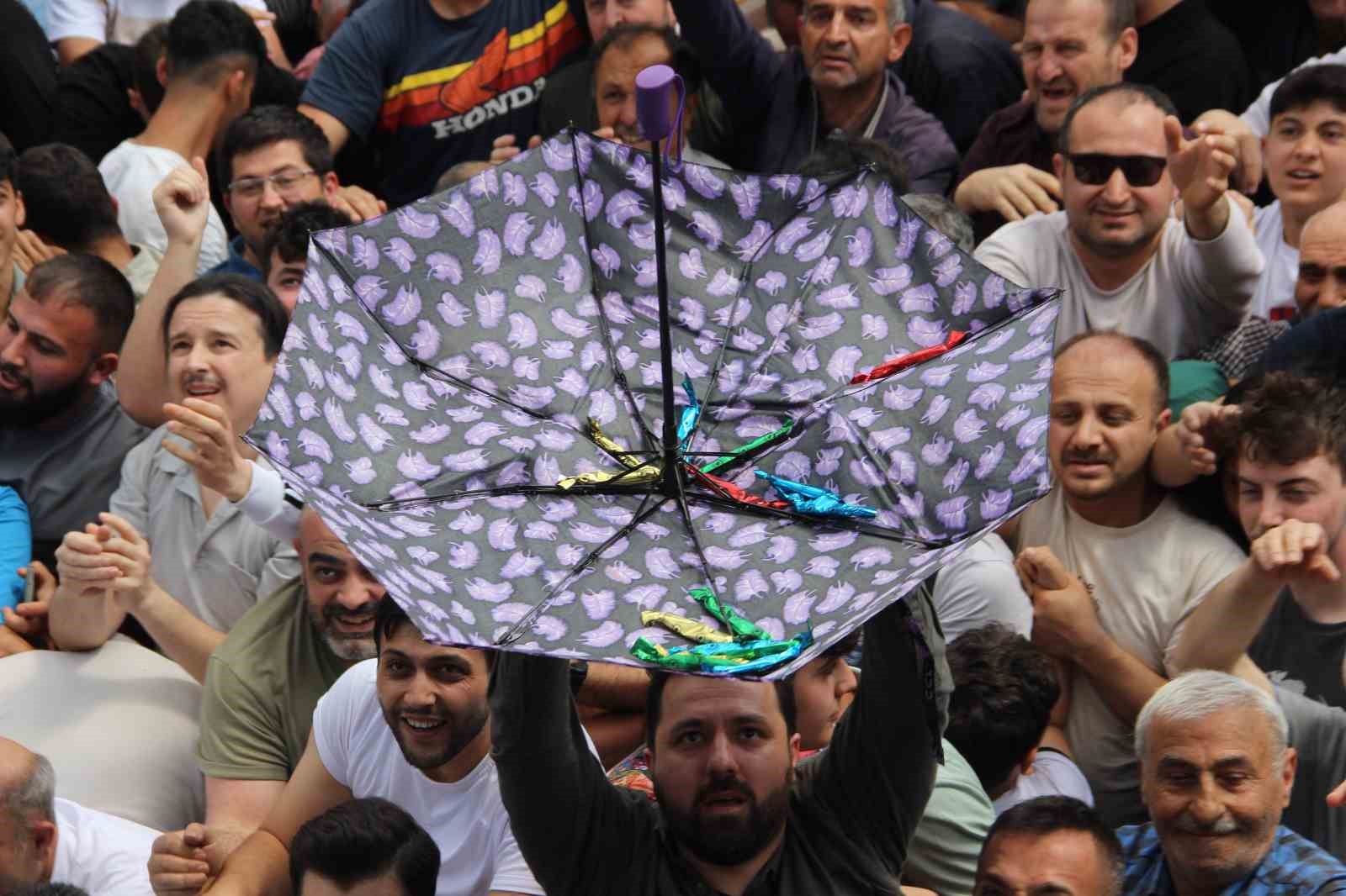 Şifalı macundan kapabilmek için on binler bir araya geldi