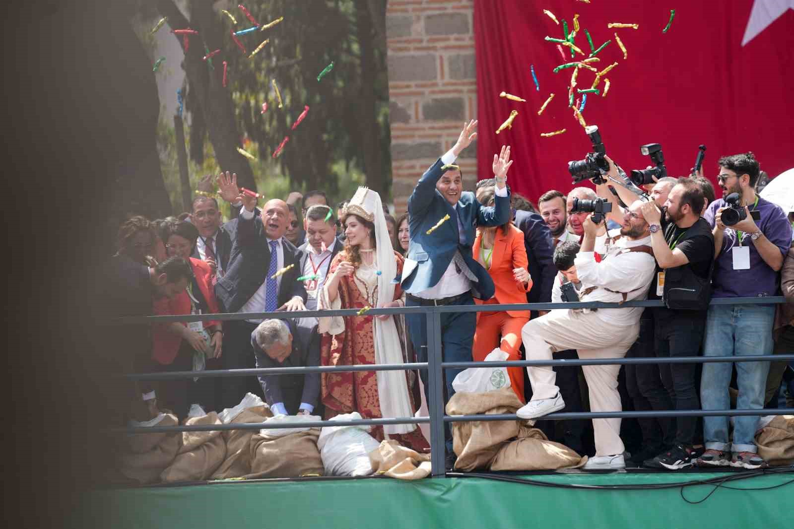 Şifalı macundan kapabilmek için on binler bir araya geldi