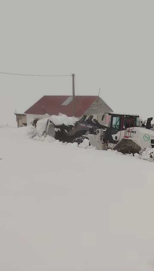 Giresun&rsquo;da yayla yollarında karla m&uuml;cadele devam ediyor
