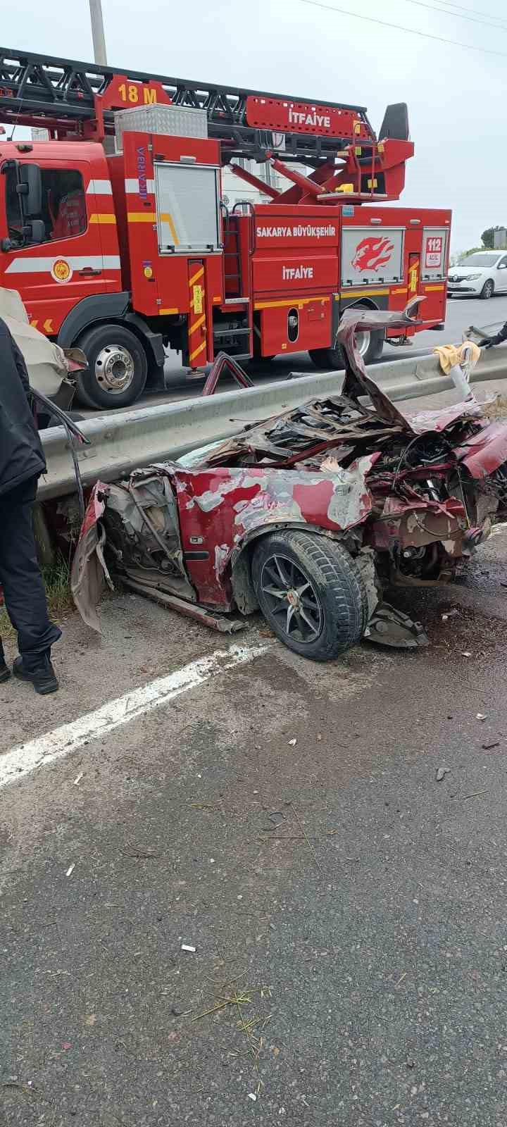 Kontrolden çıkan otomobil bariyerlere saplandı: 2 ağır yaralı