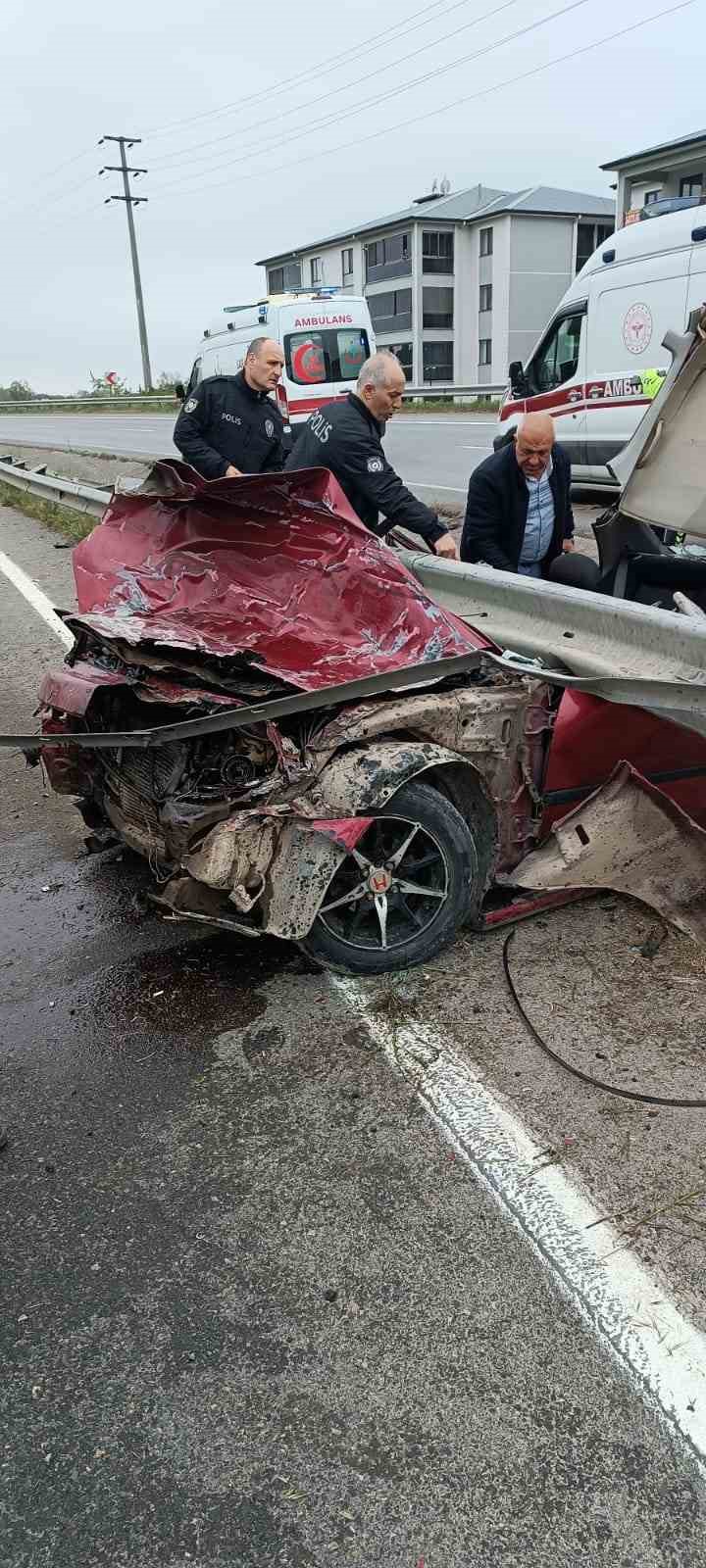 Kontrolden çıkan otomobil bariyerlere saplandı: 2 ağır yaralı