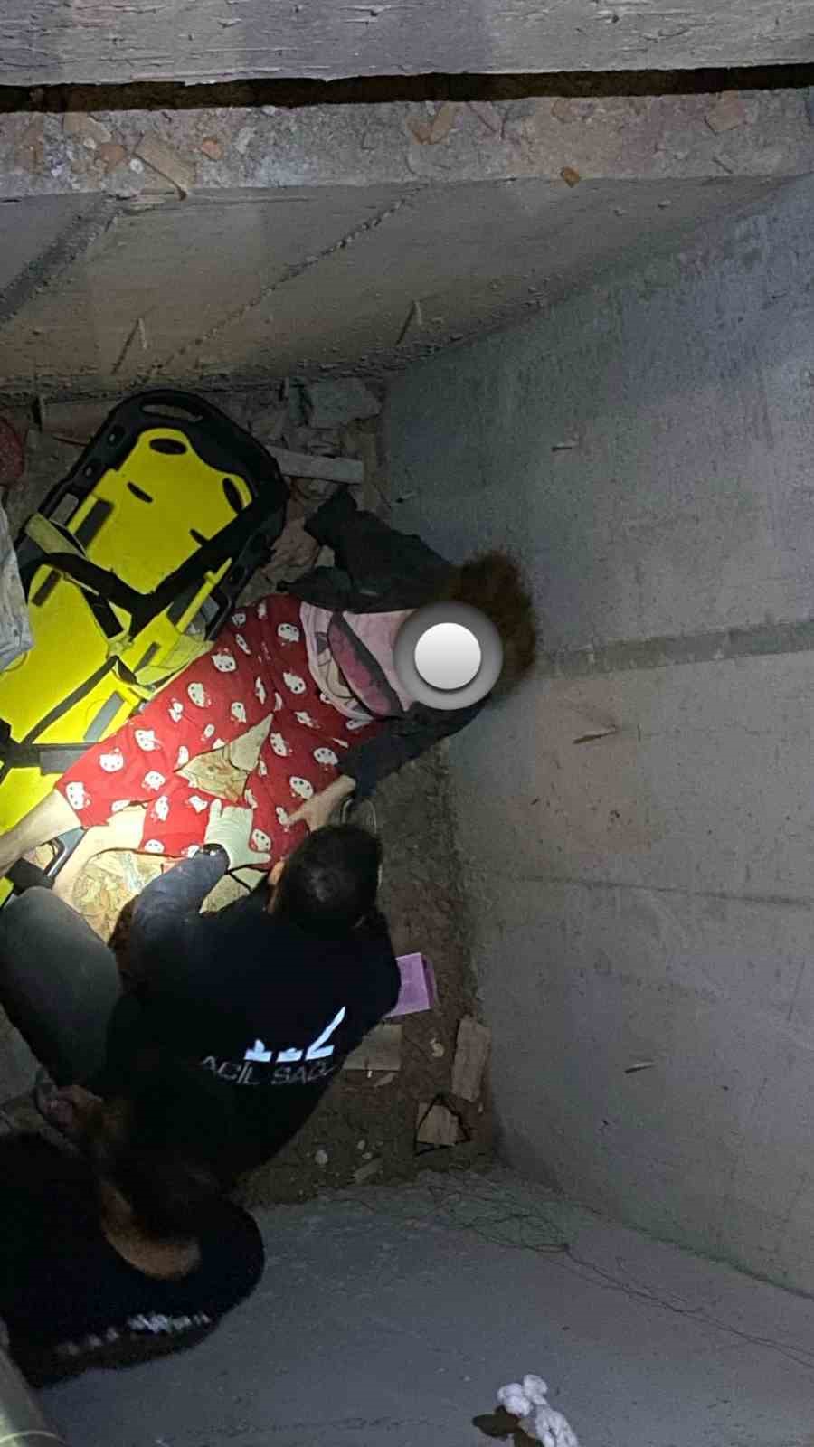 Balıkesir&rsquo;de asans&ouml;r boşluğuna d&uuml;şen kadın  kurtarıldı
