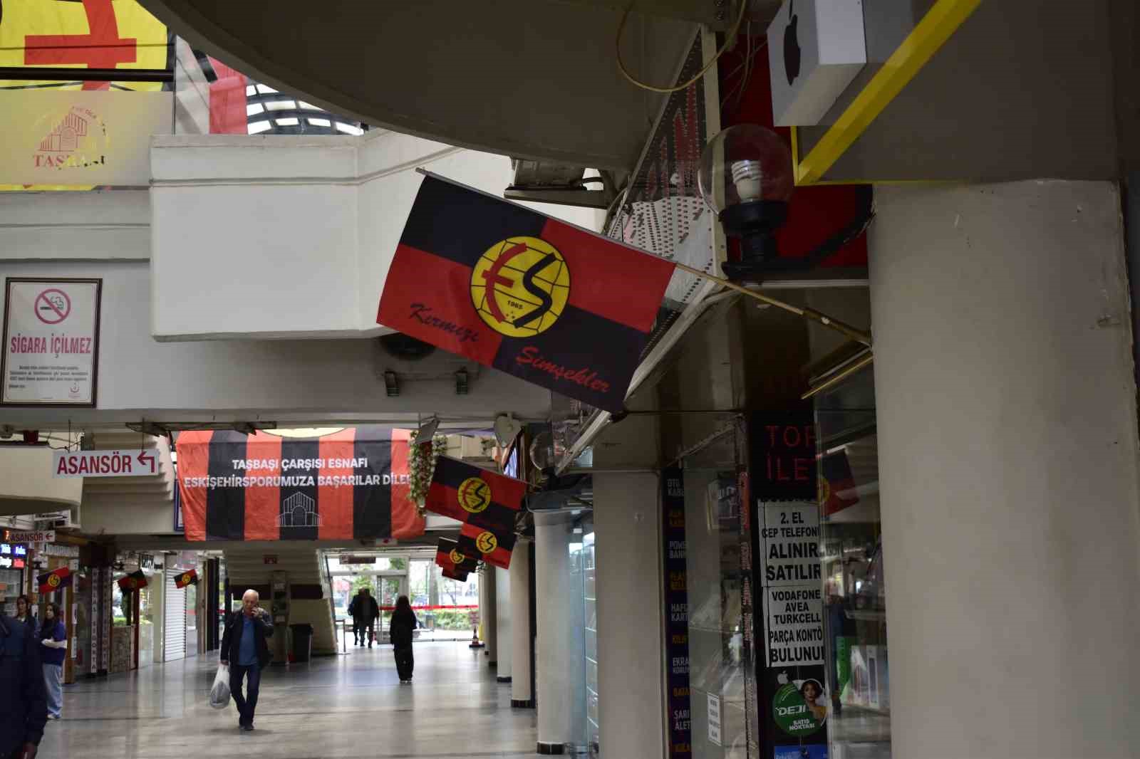 Eskişehir’de maç heyecanı: Kent kırmızı-siyaha büründü