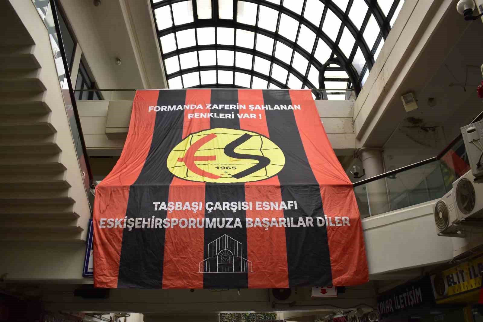 Eskişehir’de maç heyecanı: Kent kırmızı-siyaha büründü