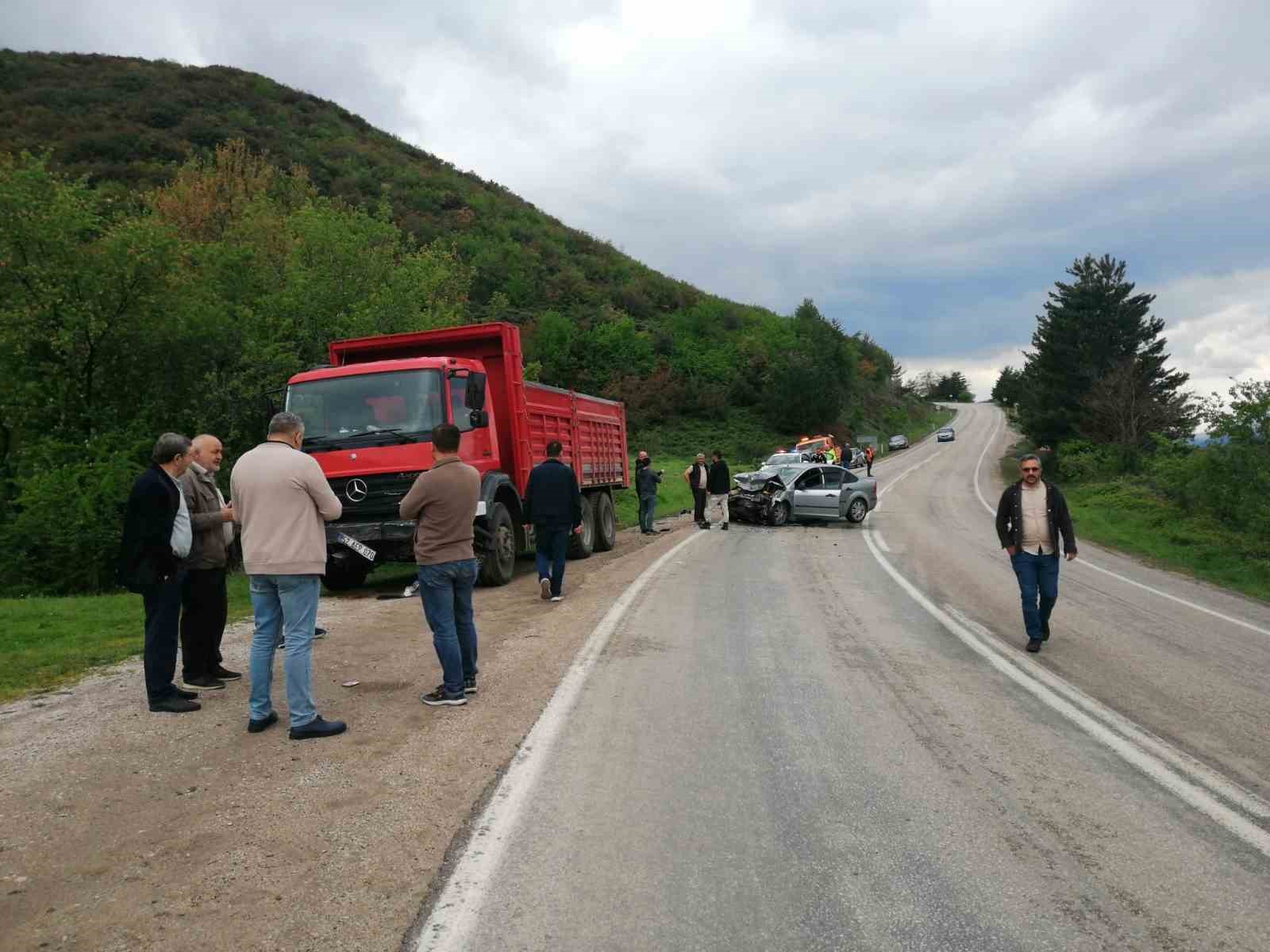 Otomobil ile kamyonet çarpıştı: 1 ölü, 1 yaralı