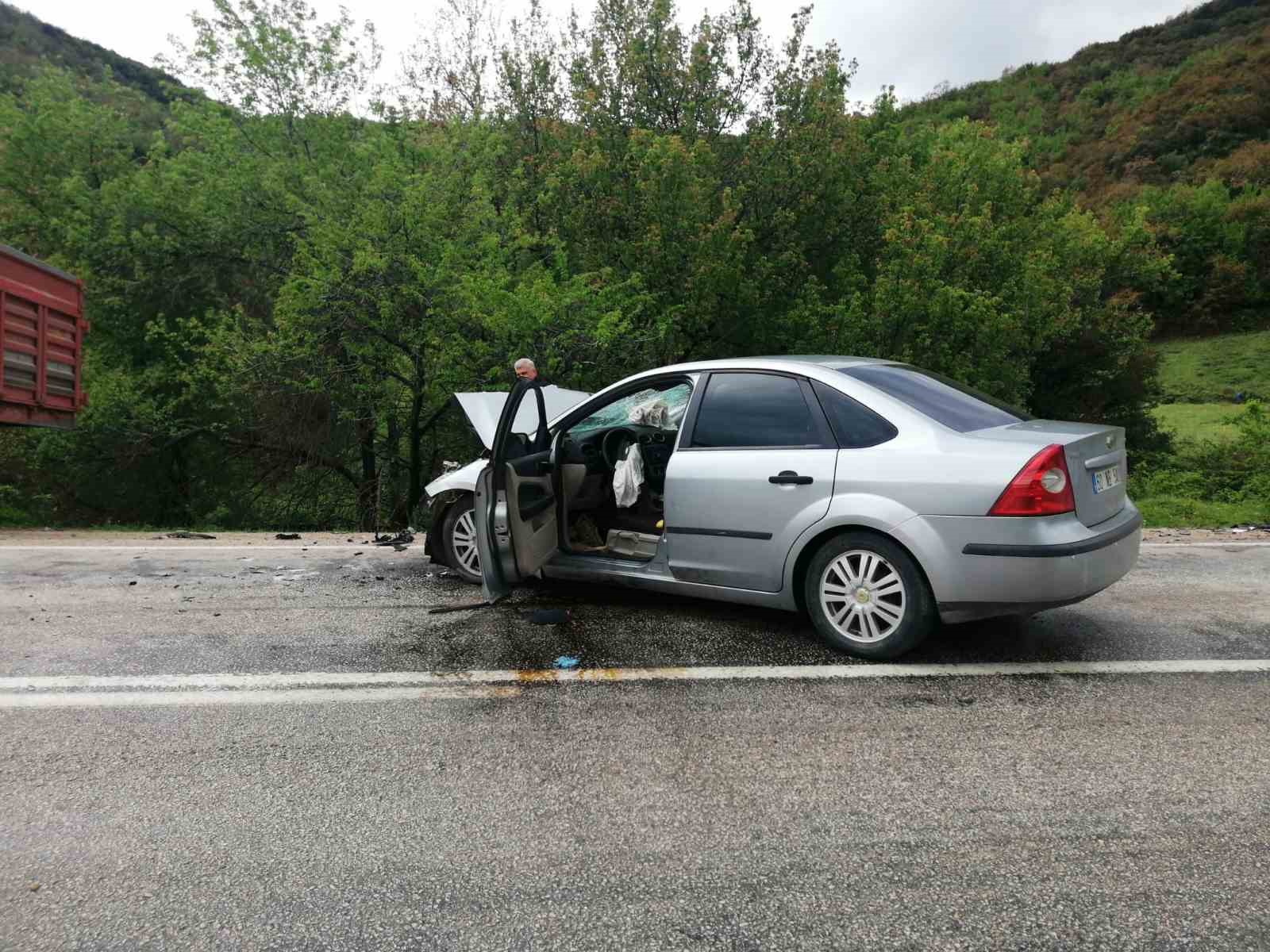 Otomobil ile kamyonet çarpıştı: 1 ölü, 1 yaralı