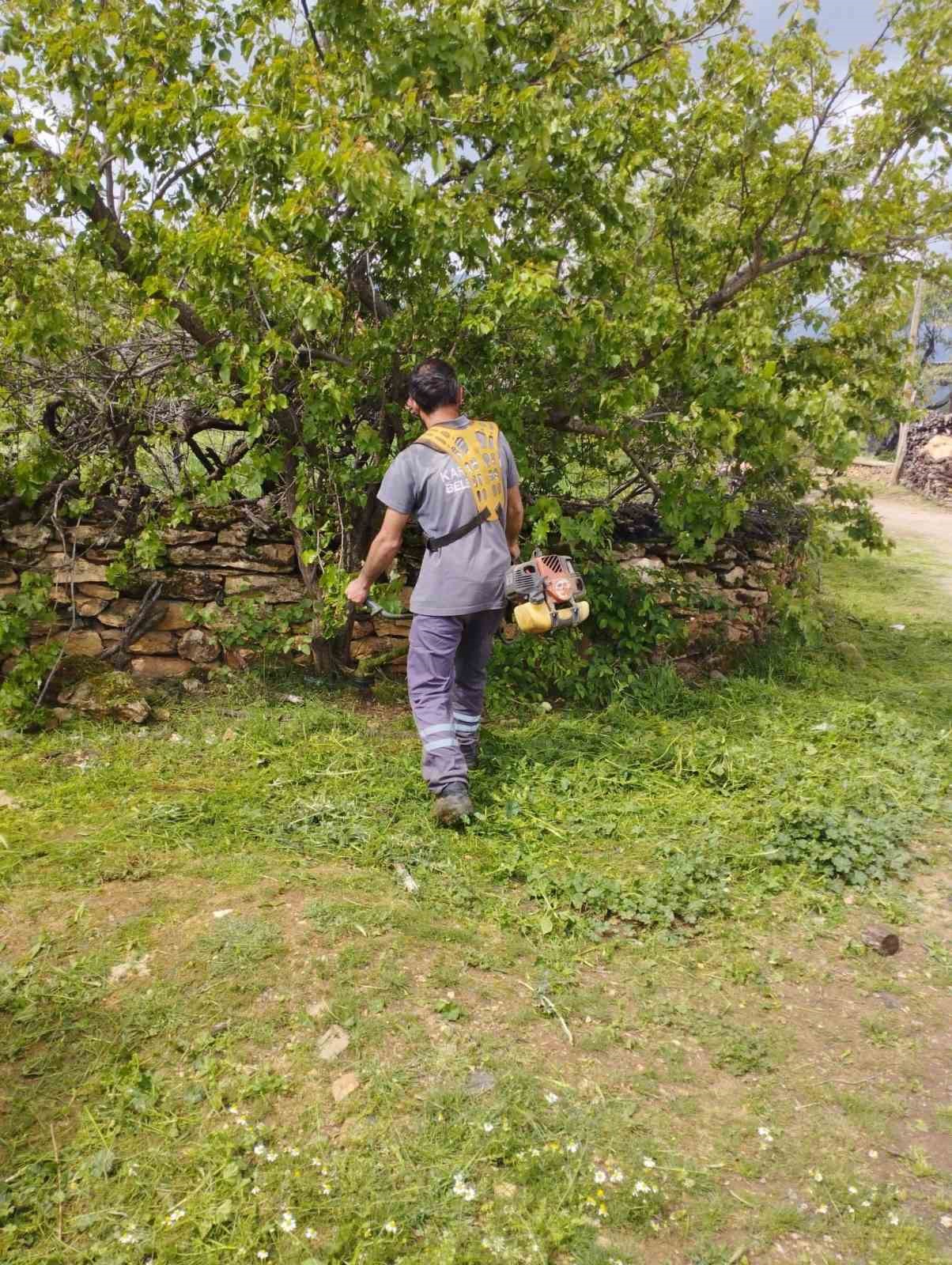 Karacasu Belediyesi’nden yeşil alanlarda yoğun mesai