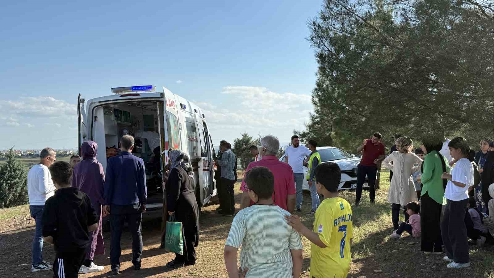 Direksiyon eğitimi sırasında yürüyüş yapan çifte ve ağaca çarptı