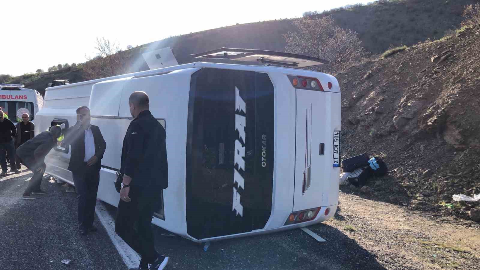 Elazığ-Diyarbakır kara yolunda midibüs devrilmesi sonucu meydana gelen trafik kazasında çok sayıda yaralı olduğu öğrenildi. Bölgeye sağlık, polis, jandarma, AFAD ve itfaiye ekipleri sevk edildi.