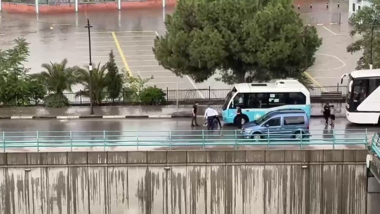 Aracın çarptığı 17 yaşındaki gencin yaralandığı kaza kamerada