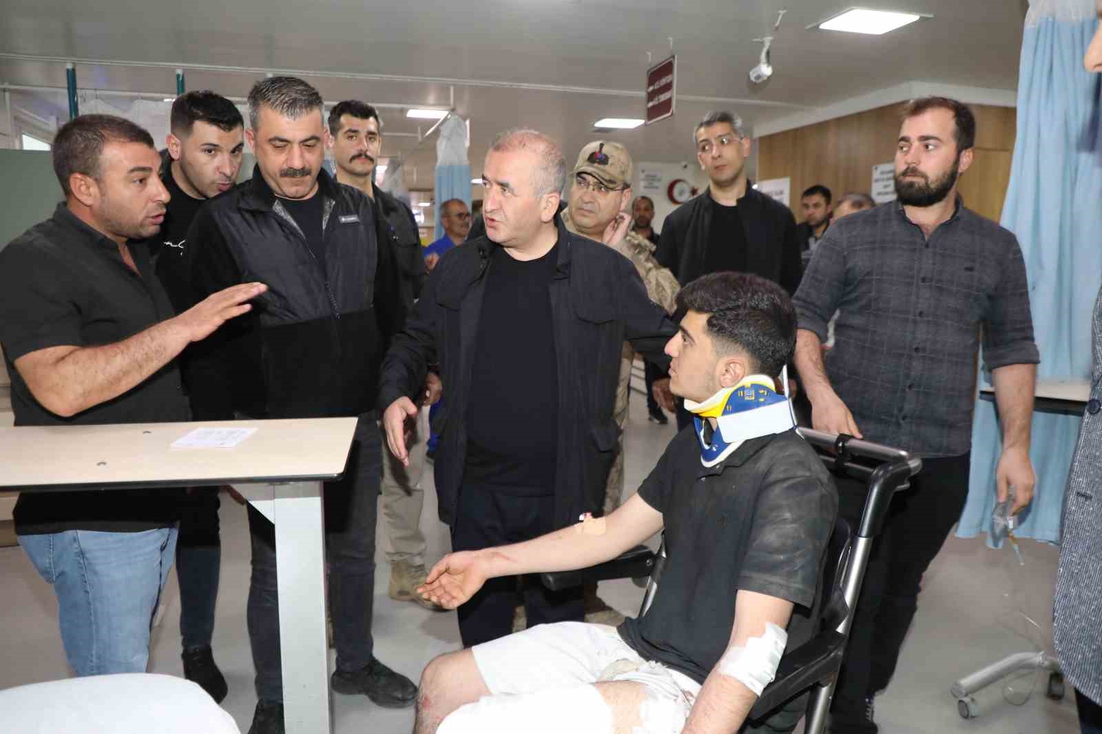 Vali Hatipoğlu midibüsün devrildiği kazada yaralıları ziyaret etti