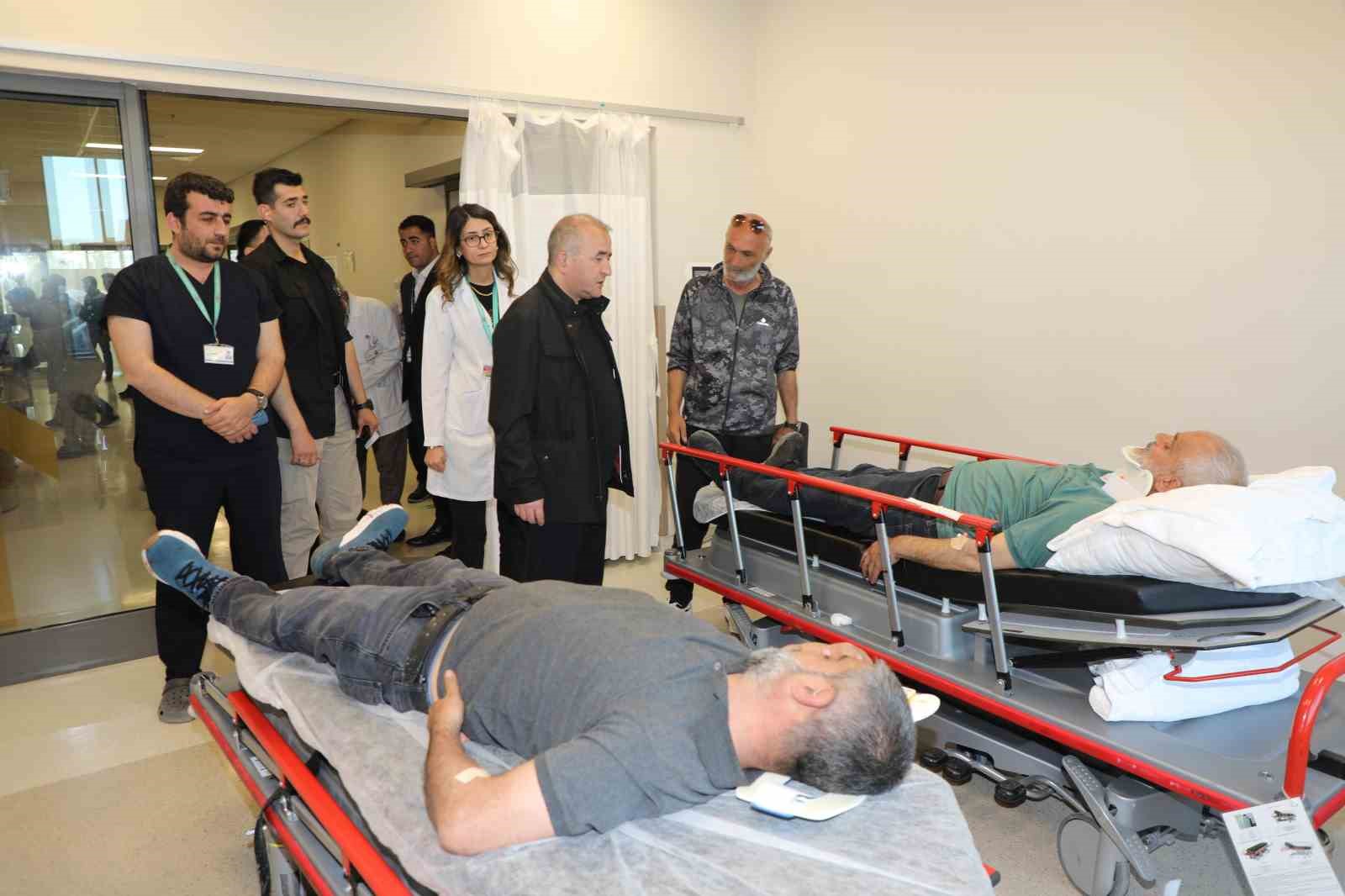 Vali Hatipoğlu midib&uuml;s&uuml;n devrildiği kazada yaralıları ziyaret etti
