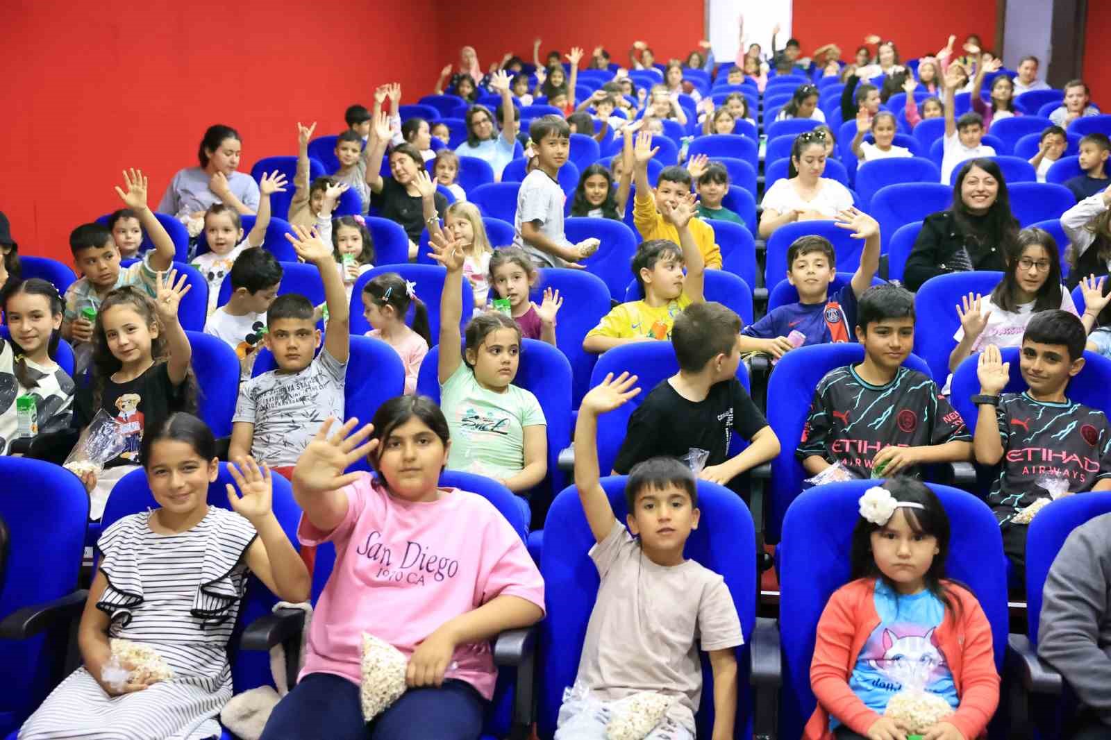 İncirliovalı çocuklar sinemada buluştu