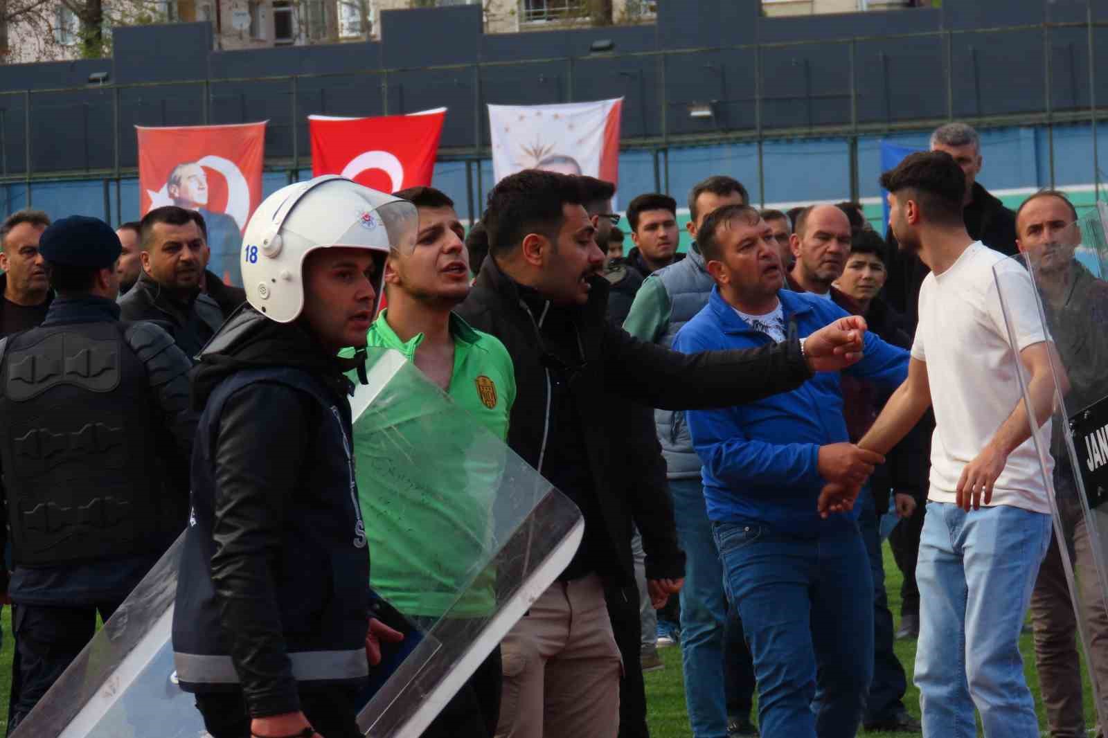 Amatör maçta taraftarlar birbirine girdi, polis güçlükle ayırdı