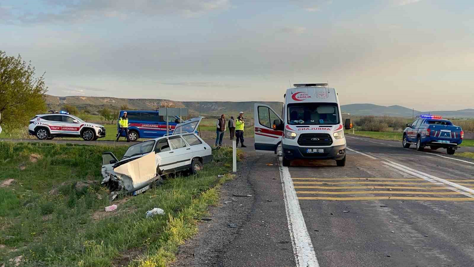 Kavşakta bekleyen aracı sollarken kaza yaptı: 1 ölü, 3 yaralı