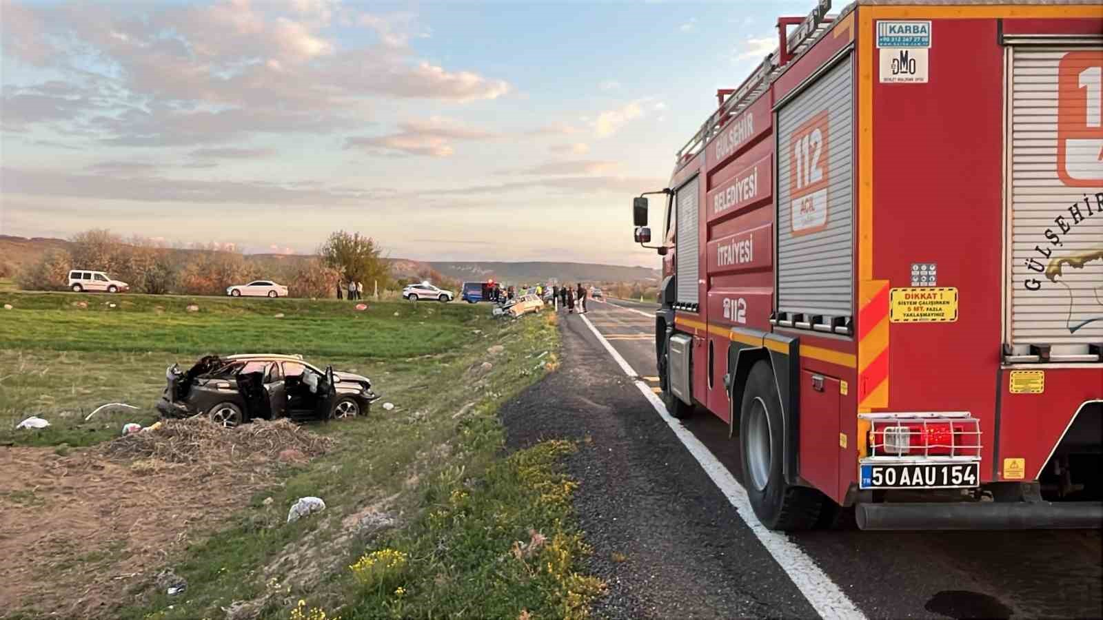 Kavşakta bekleyen aracı sollarken kaza yaptı: 1 &ouml;l&uuml;, 3 yaralı
