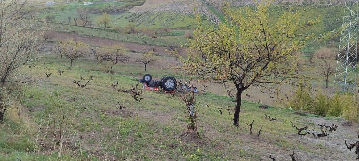 Devrilen traktörün altında kalan sürücü hayatını kaybetti