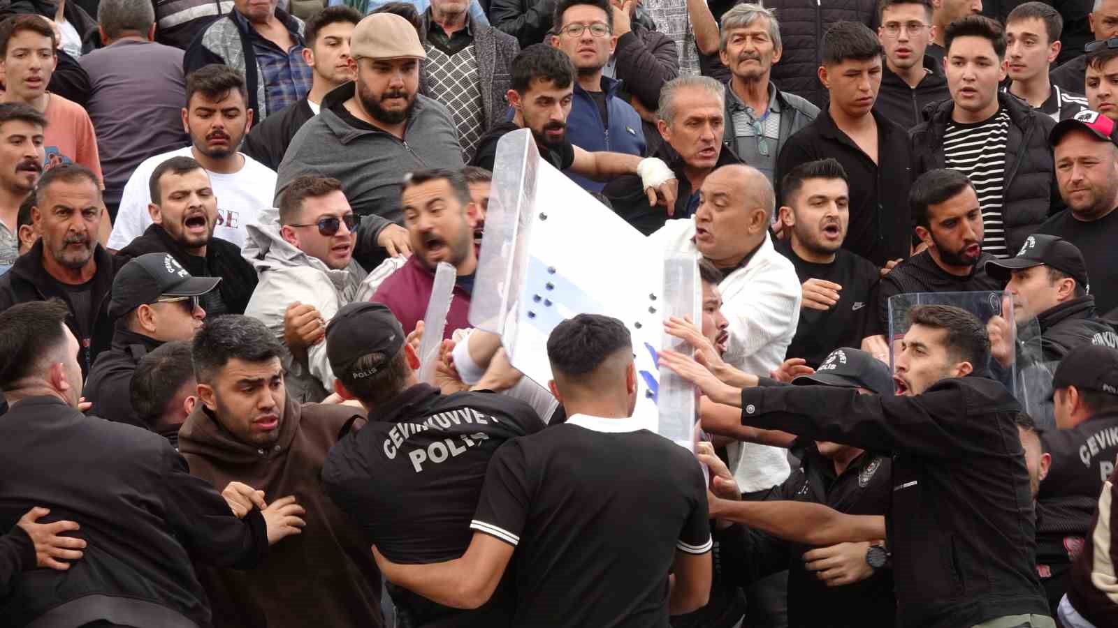 Olaylı geçen maçta Burdurspor’u yenen Tefenni Belediyespor şampiyon oldu