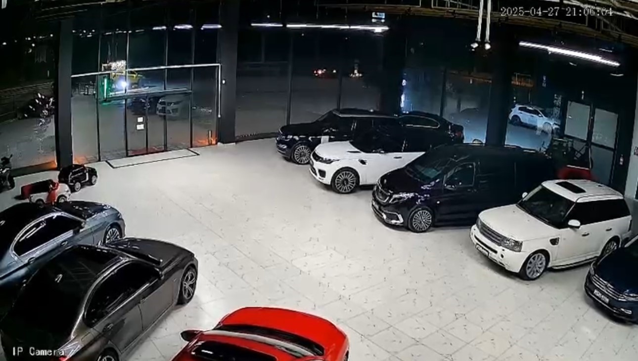 Elazığ’daki deprem oto galerinin kameralarına yansıdı