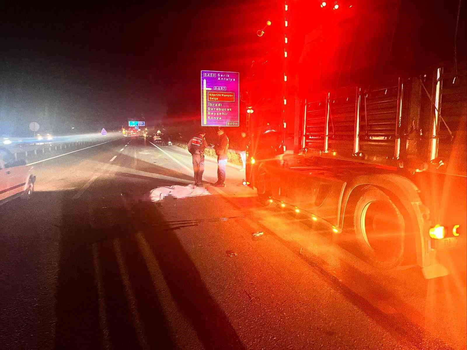 Park halindeki tıra arkadan çarpan motosikletin sürücüsü öldü